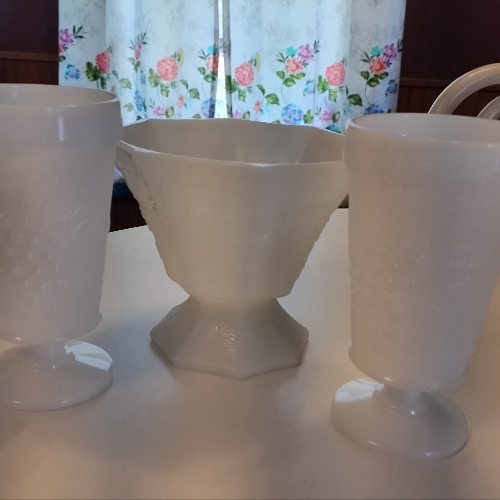 Milk Glass Grape Anchor Hocking Pedestal Candy Dish And 2 Tumblers - Picture 3 of 11